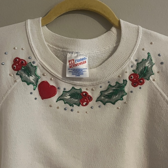 Vintage 1980’s Christmas Theme White Sweatshirt - Picture 3 of 9